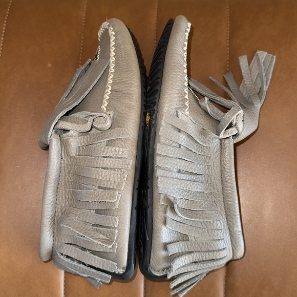 Manitobah MukLuks Paddle Moccasin Booties Grey super Soft Leather Fringe size 5 - Picture 4 of 6